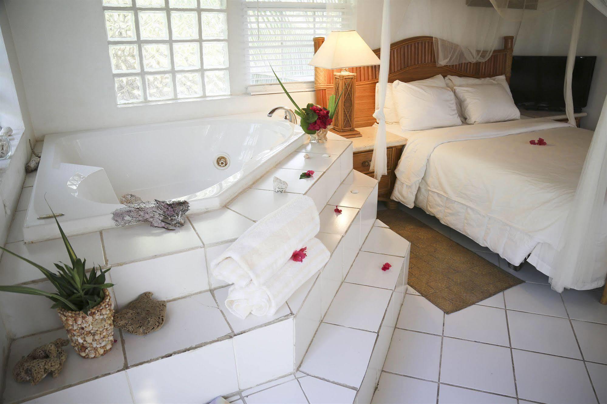 Tingum Village Hotel Dunmore Town Buitenkant foto