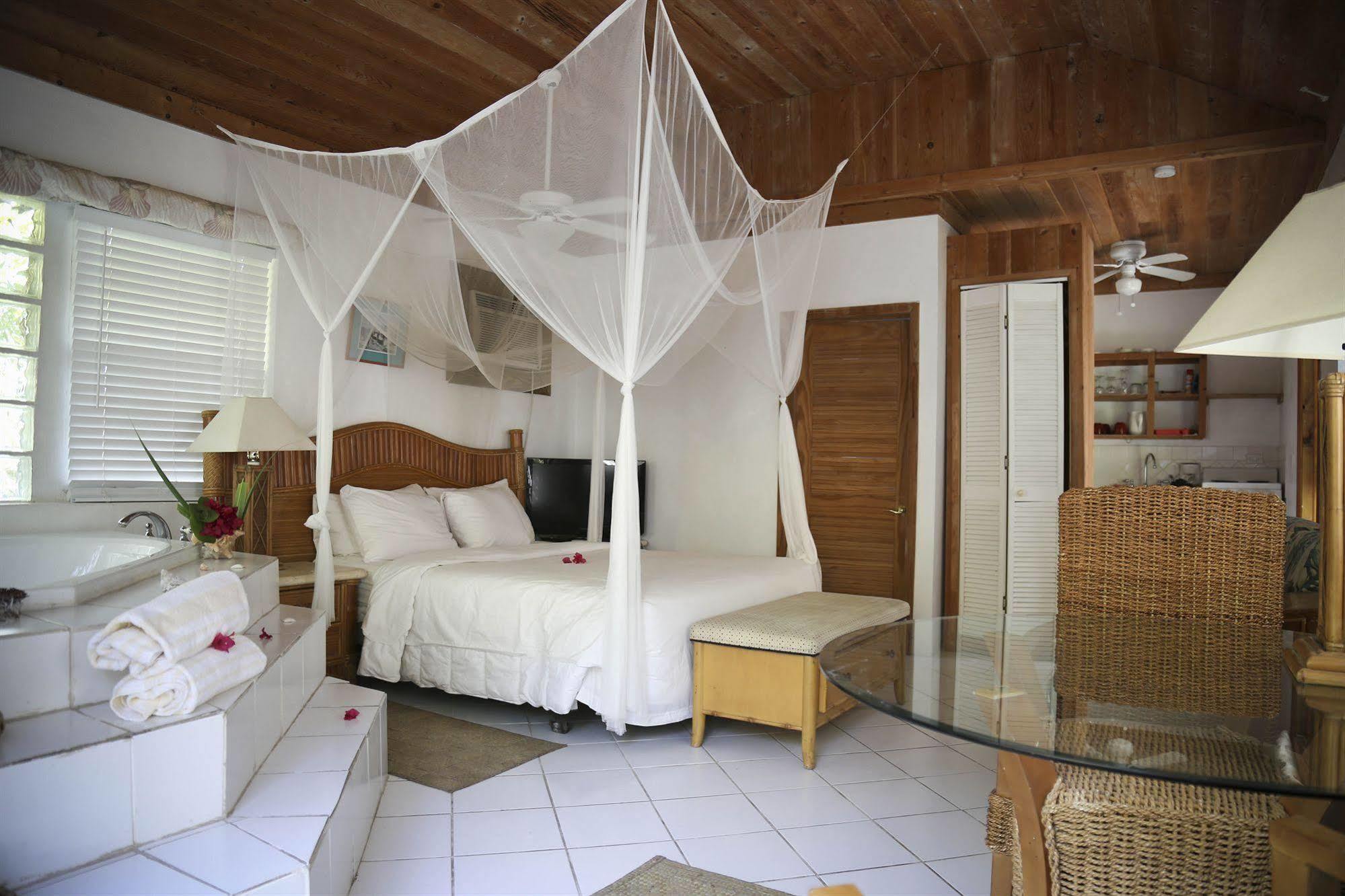 Tingum Village Hotel Dunmore Town Buitenkant foto